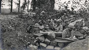 Soldados voluntarios catalanes de la Legión extranjera, en una trinchera tomada al enemigo durante la primera guerra mundial, en una imagen de la exposición ’Flames a la frontera’. 