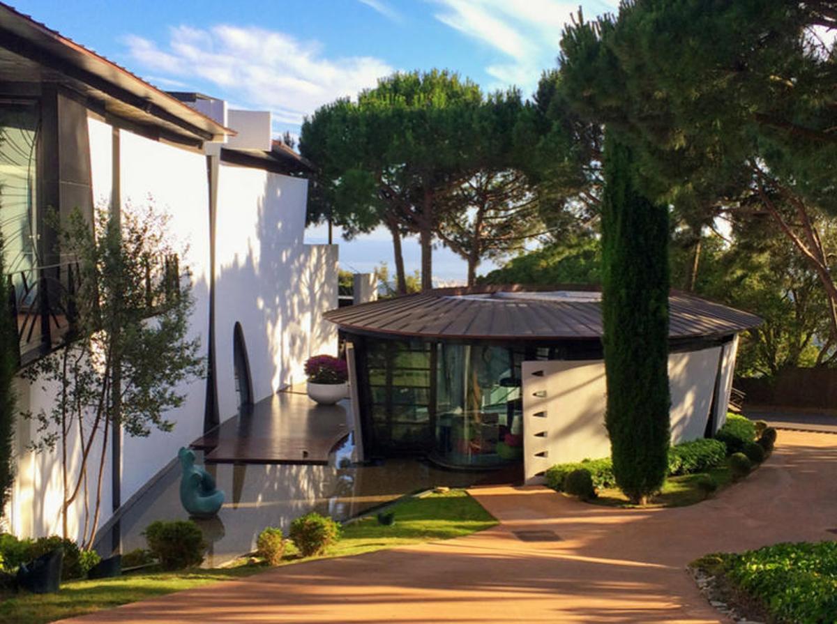 Exterior de la construcción que acoge la zona de juego y chill out.