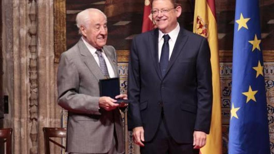 El presidente de las Escuelas de Artesanos recoge el premio.