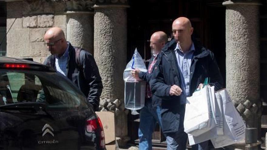Agents de la Guàrdia Civil, sortint ahir de la seu del Diplocat a Barcelona després de l&#039;escorcoll.
