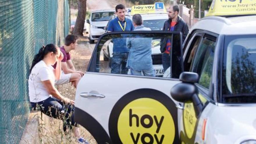 Vehicles de les autoescoles Hoy-voy, en un dels dies de vaga d&#039;examinadors, a Montjuïc.