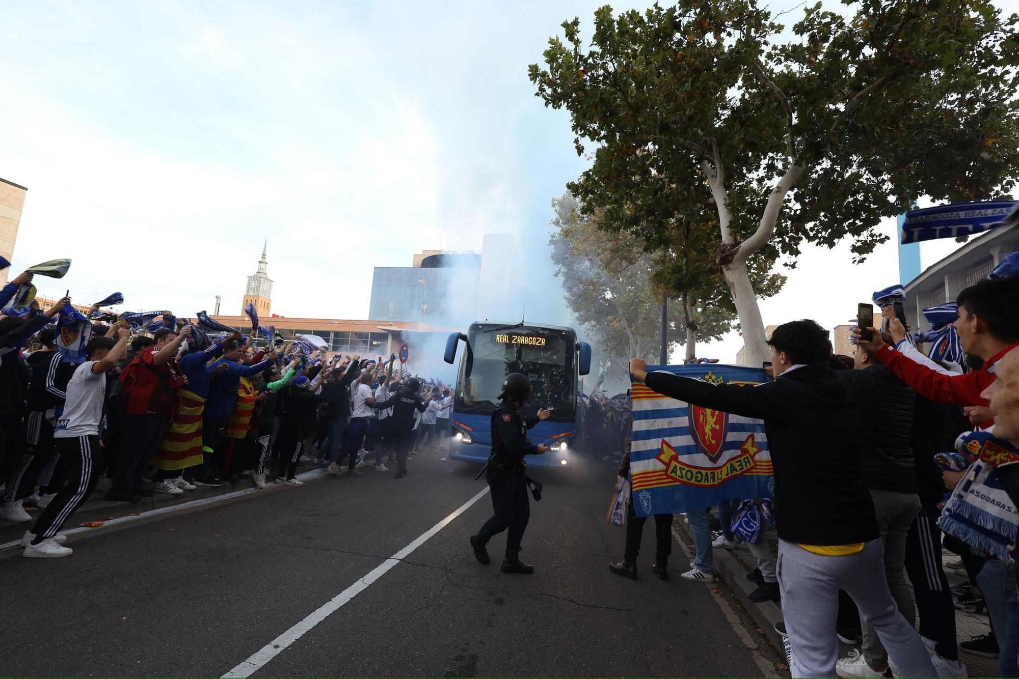 En imágenes | Este es el ambientazo a las puertas de La Romareda por el Real Zaragoza - Huesca