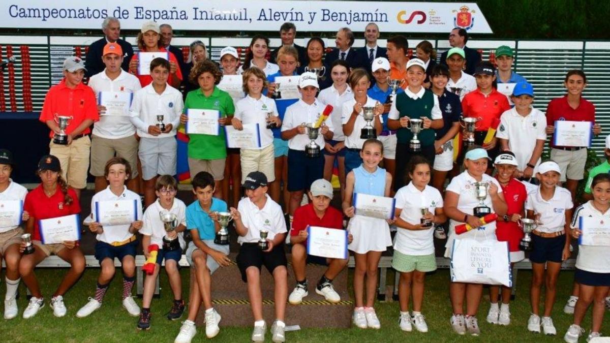 Algunos de los jugadores con sus trofeos y sus diplomas. | L.O.