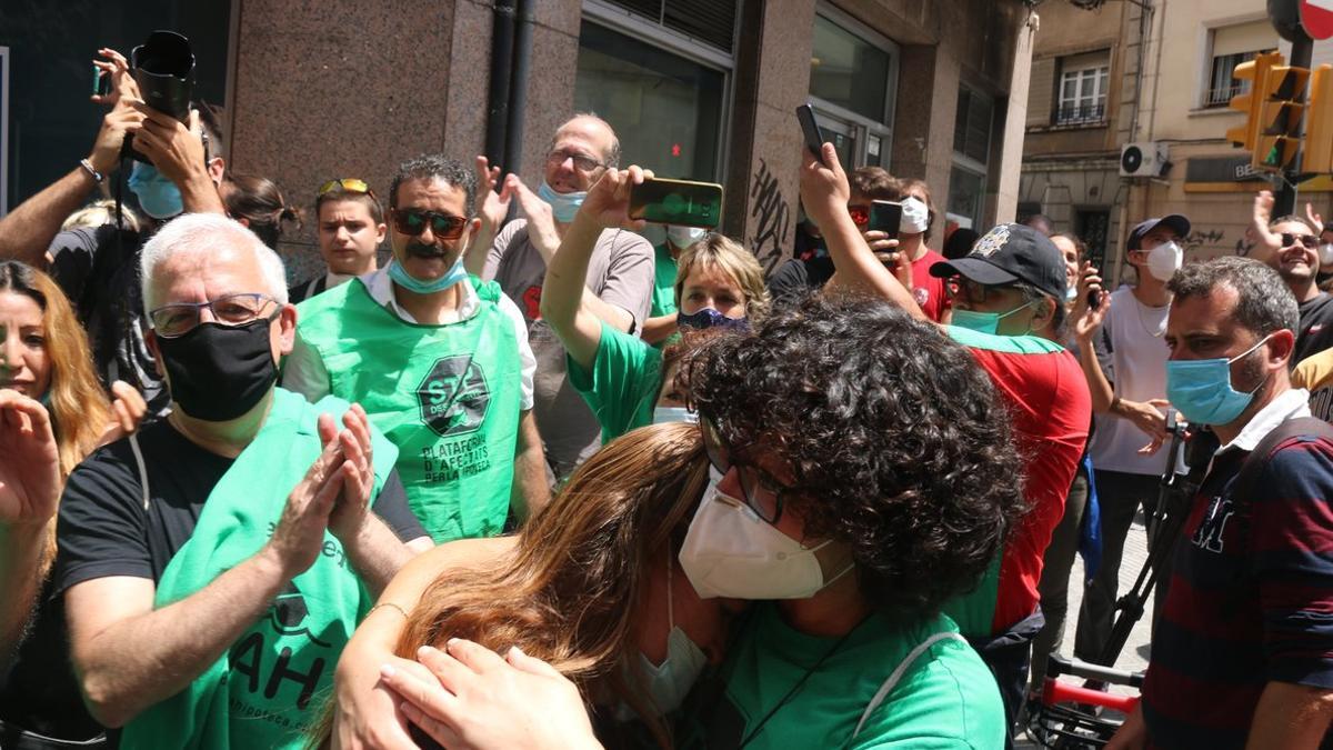 Lucía Delgado, portavoz de la PAH, abraza a Liliana tras conocer la paralización del desahucio.