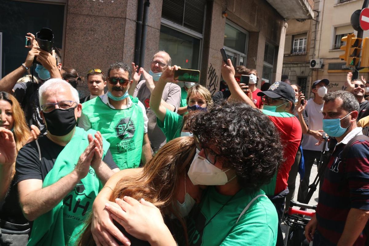 Dos mujeres se abrazan tras parar un desahucio aún en plena pandemia. Dos mujeres se abrazan tras parar un desahucio aún en plena pandemia.