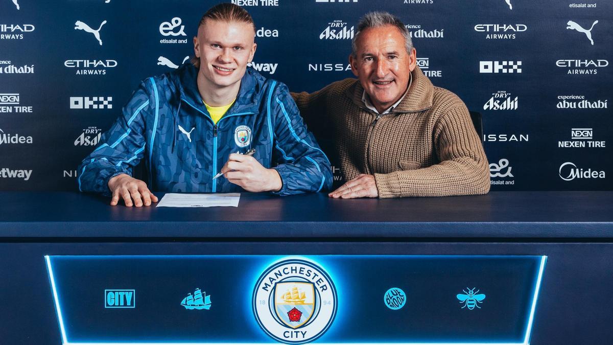 Haaland, el delantero del City, firma con Txiki Begiristain, el director deportivo, su nuevo contrato hasta 2034.