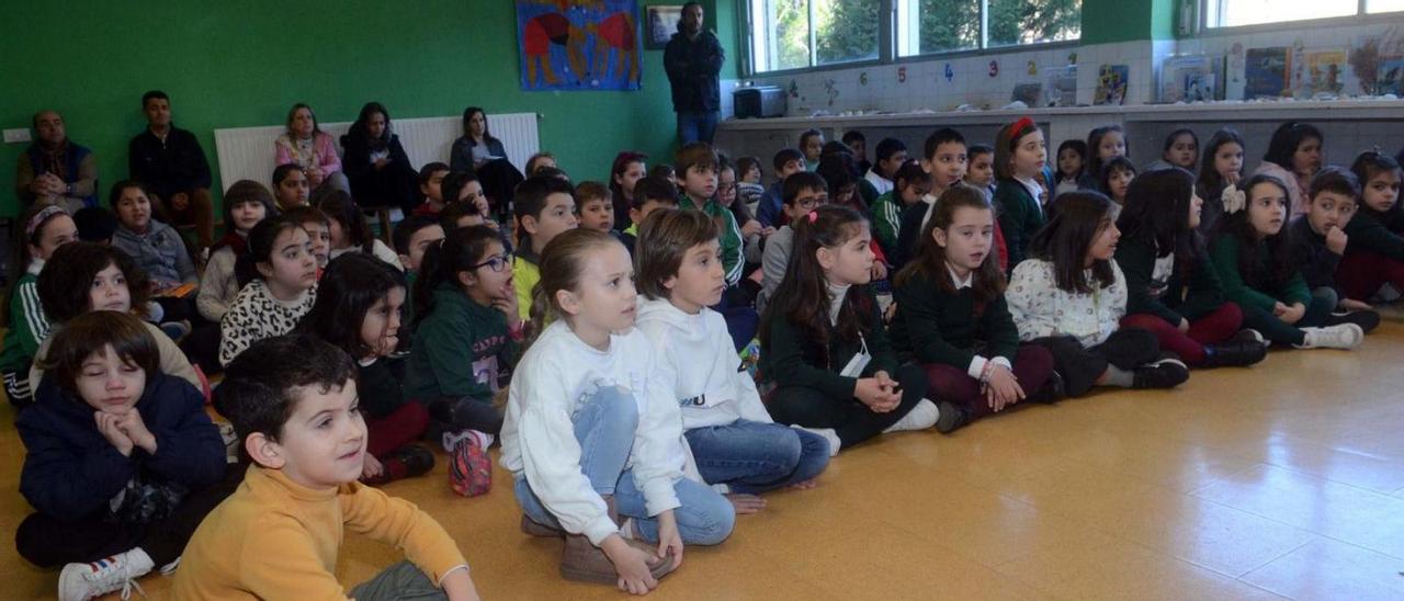 Los alumnos, durante las explicaciones de la profesora de la facultad de Ciencias del Mar.