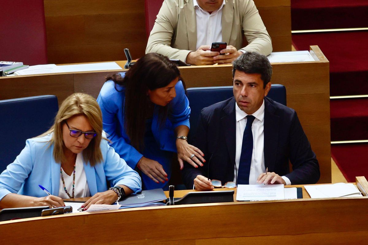 Carlos Mazón conversa con la consellera de Hacienda, Ruth Merino, en las Corts.