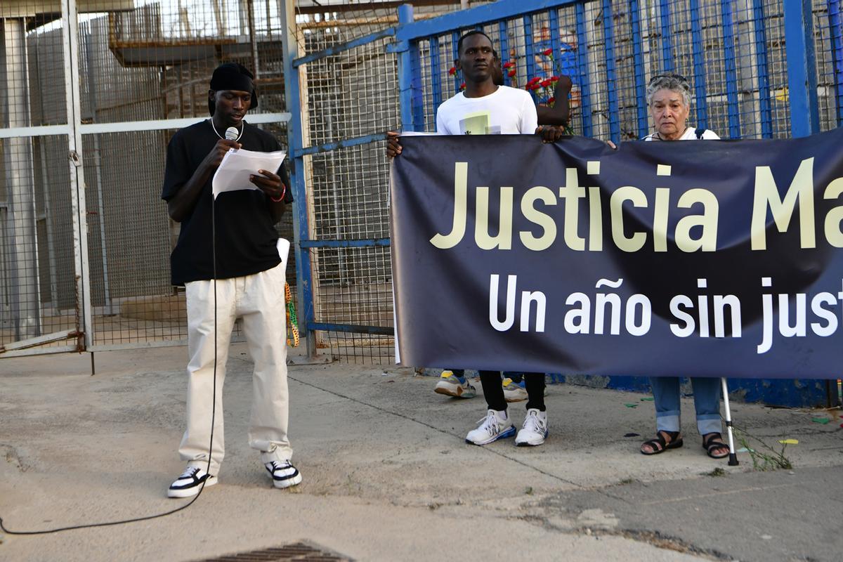 Una gran manifestación recuerda en la frontera de Melilla a las víctimas del 24J