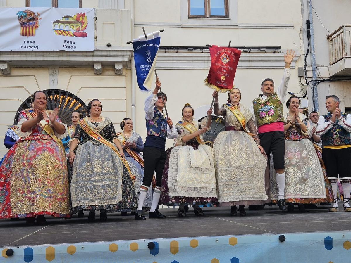 La falla Passeig celebra el primer premio en infantil.