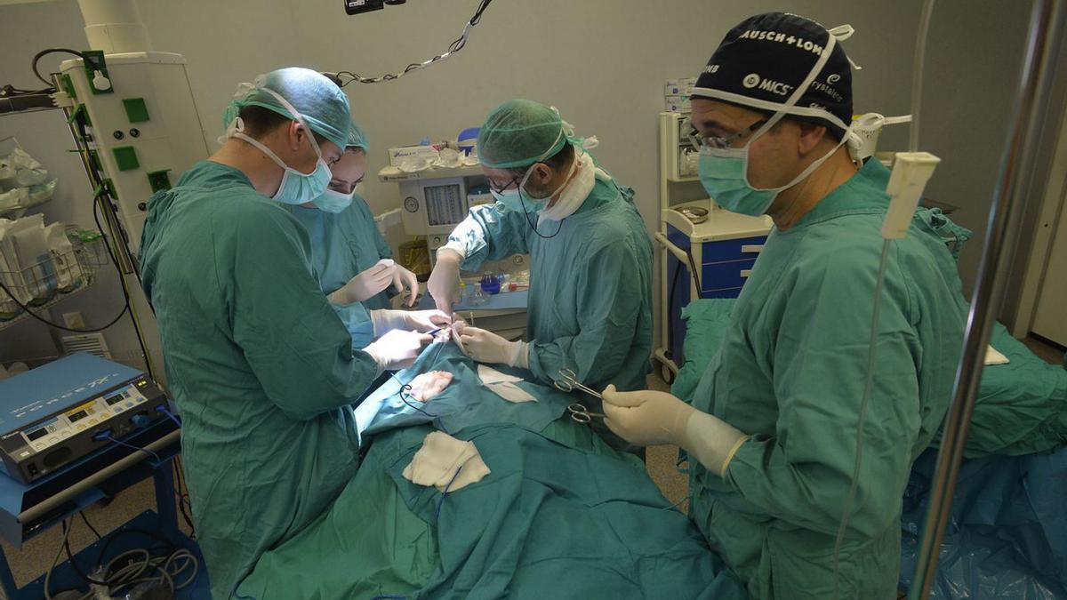 Una foto de archivo de un cirujano y su equipo realizando una operación quirúrjica.