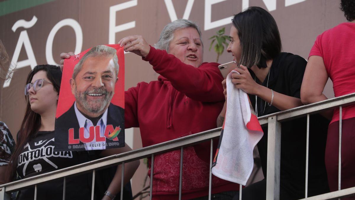 Una persona muestra una cartel con la imagen de Lula, durante el primer acto de campaña de Bolsonaro.