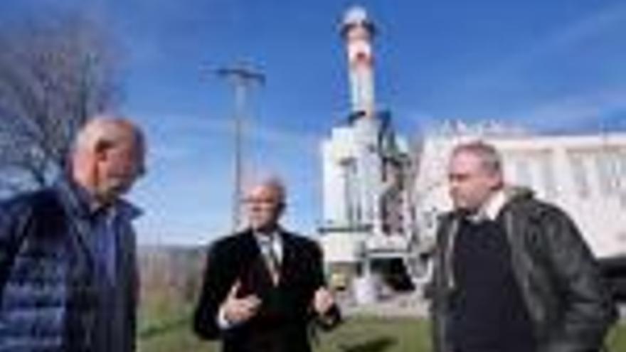 El regidor de Medi Ambient de Girona, Eduard Berloso, amb el director tècnic de la incineradora Jordi Bardagí i l&#039;enginyer delegat, Jordi Pons, davant la planta de Campdorà.