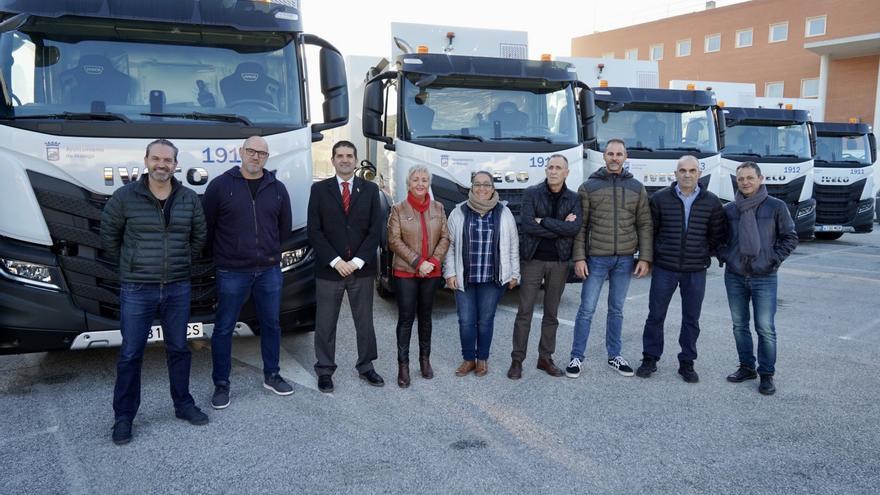 La concejala de Servicios Operativos y responsable de Limasam, Teresa Porras, durante la presentación de vehículos de carga lateral que incorpora Limasam