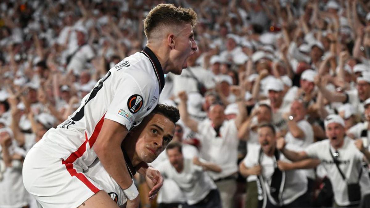 Dos jugadores alemantes festejan el gol durante el partido. |   // E.P.