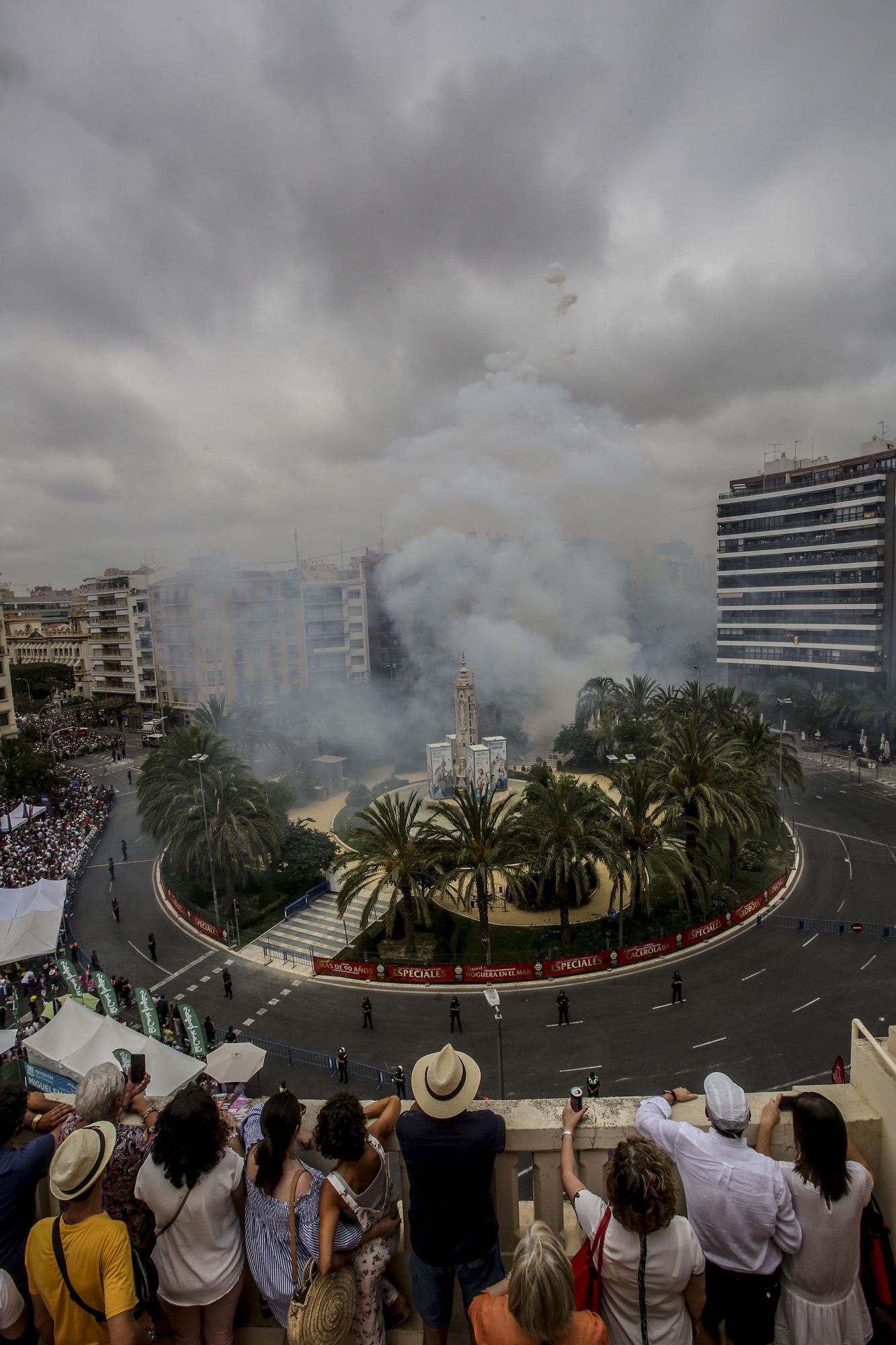 En las mascletàs la pólvora hace vibrar la Plaza de los Luceros.