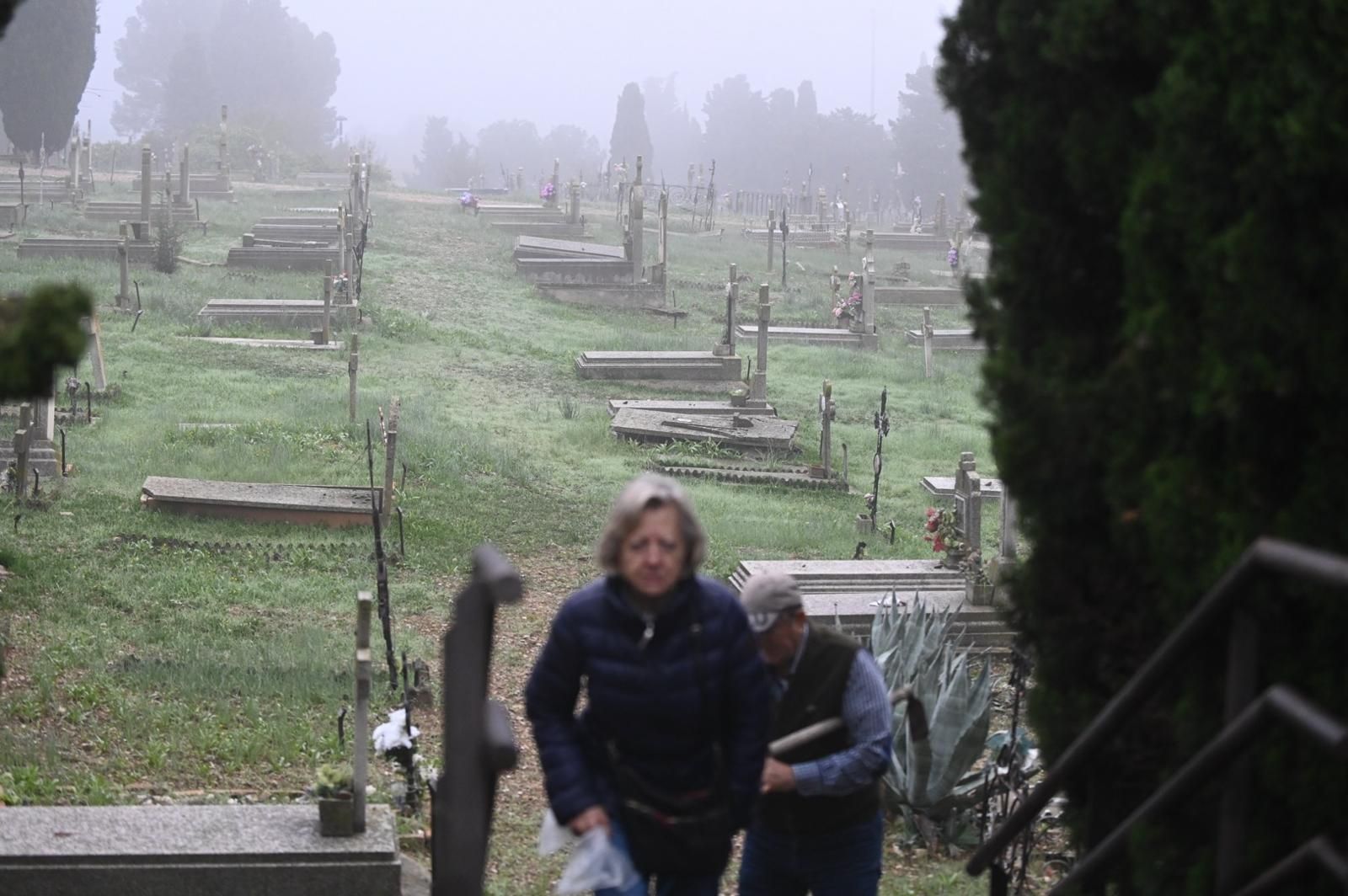 En imágenes | Así ha sido el Día de Todos los Santos en el cementerio de Torrero
