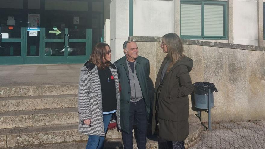 Rosa Piñeiro, Camilo Macenlle y Paloma Castro, delante del centro de salud de Bueu.  | // FDV