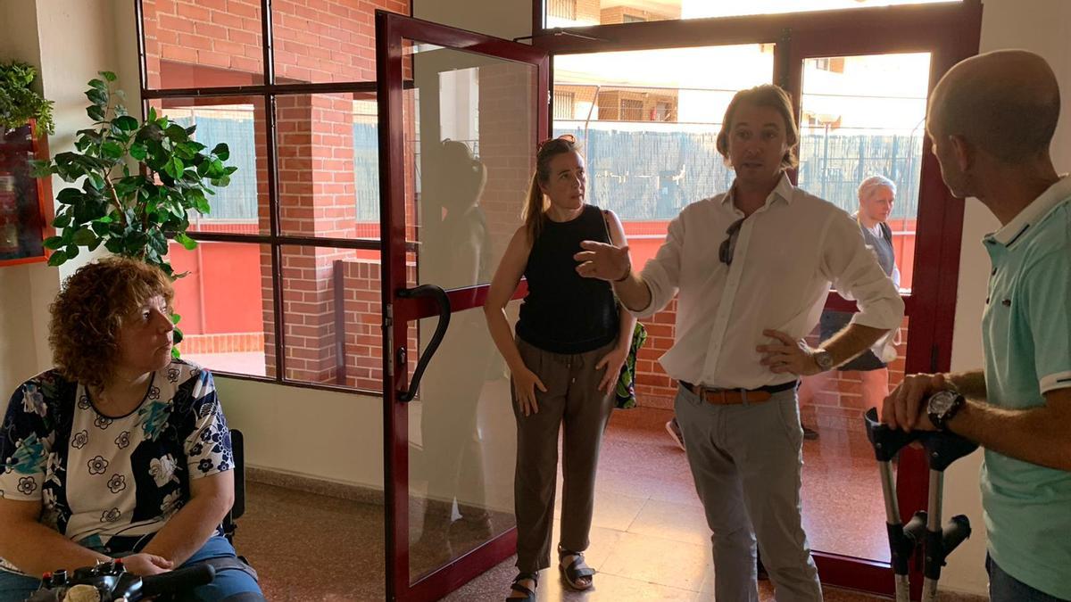 El edil Carlos de Juan con los vecinos del bloque de viviendas sociales de San Blas