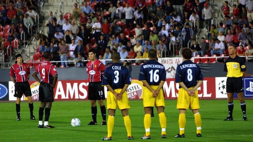 Los jugadores del Mallorca y Arsenal guardan un minuto de silencio por las víctimas del 11-S.