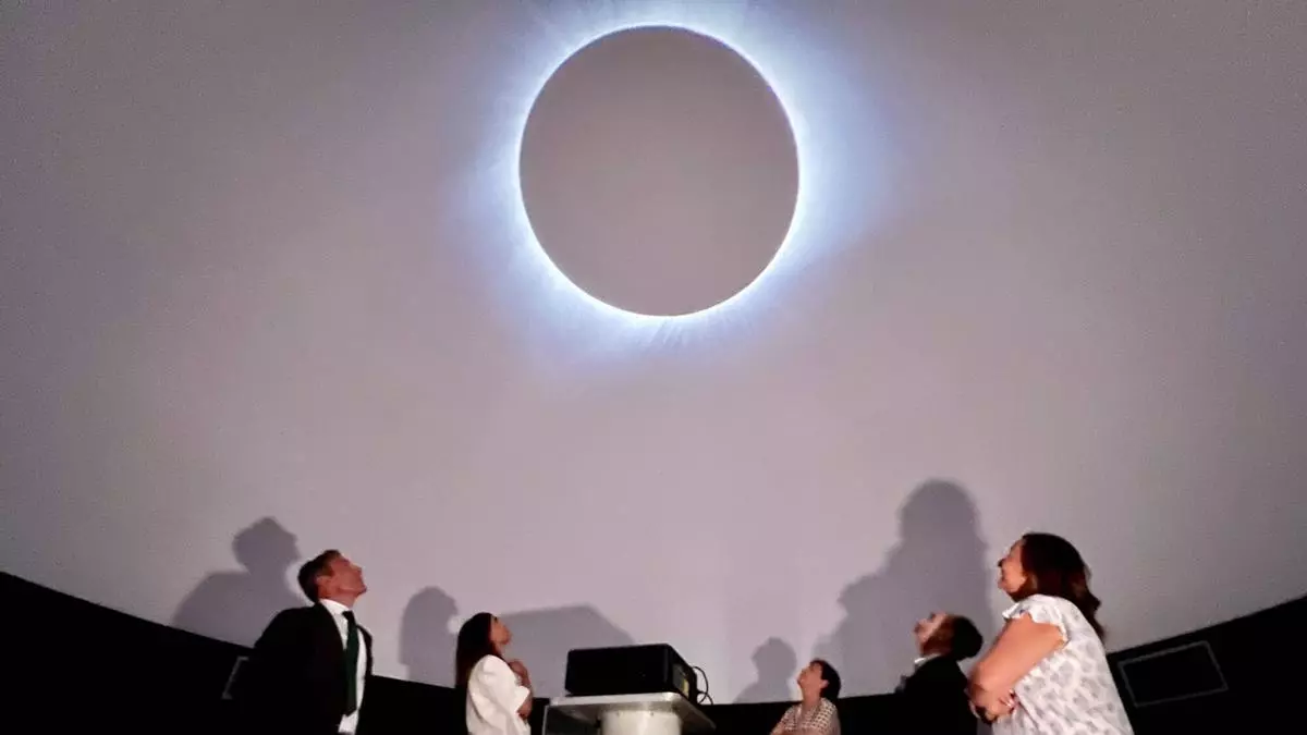 Fiebre por el gran eclipse, que ya se puede ver simulado en el planetario de Gijón: "Ayuda a entender un fenómeno complejo"