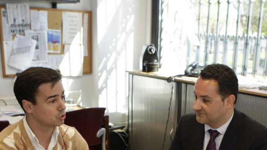 Alejandro Díaz y Manuel Pecharromán, en un momento de la reunión en el PP.