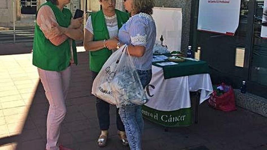 Voluntarias de la AECC, ayer.