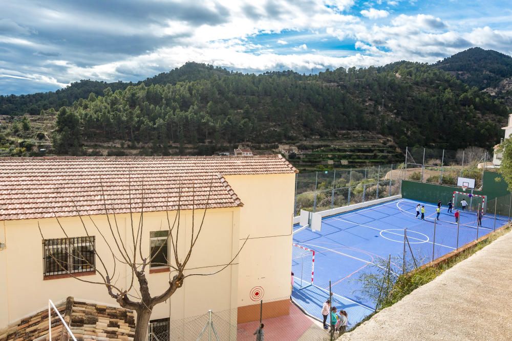 Niños en el patio de la escuela Sella, que forma parte de un centro rural agrupado con Orxeta y Relleu