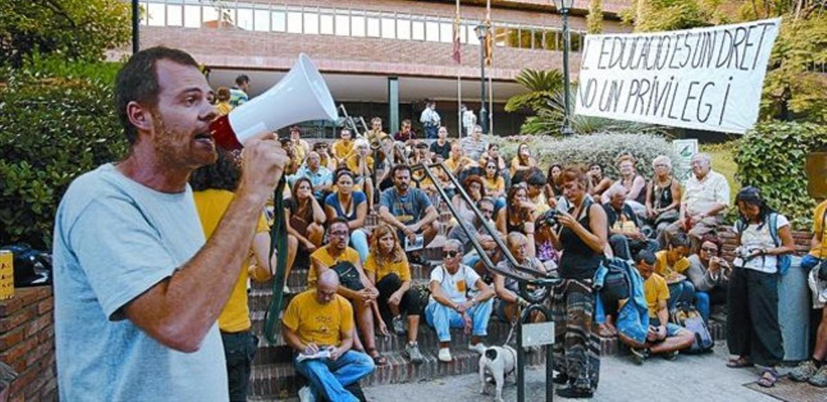 Concentració de professors davant la seu d’Ensenyament, ahir a Barcelona. Concentració de professors davant la seu d’Ensenyament, ahir a Barcelona.