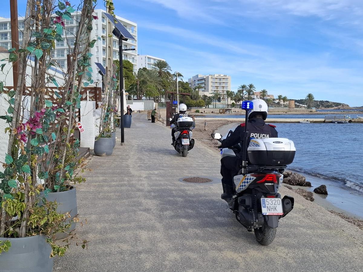 Dos policías locales recorren en moto Platja d'en Bossa este fin de semana.
