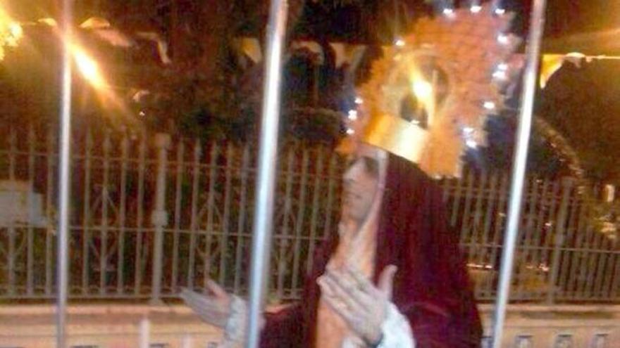 Antonio Valero, ataviado de Virgen bajo palio el sábado en el Carnaval