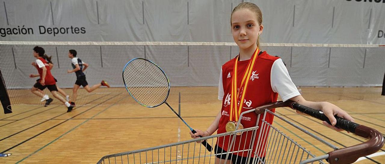 Iziar Barcala posa con sus medallas durante un entrenamiento. |  // BERNABÉ/JAVIER LALÍN