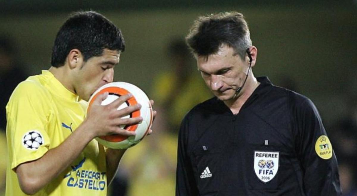 Juan Román Riquelme besa el balón durante un partido del Villarreal