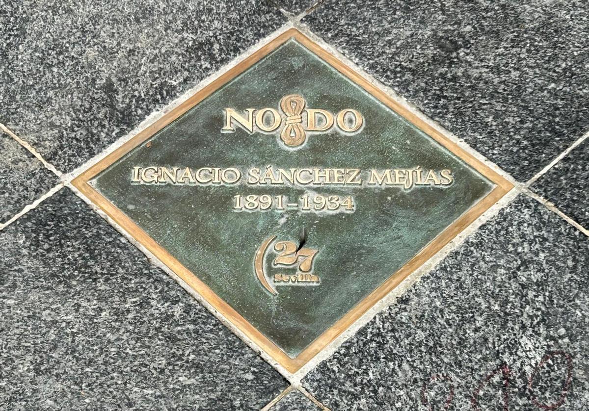 Placa conmemorativa de Ignacio sánchez Mejías en la Calle Tetuán.