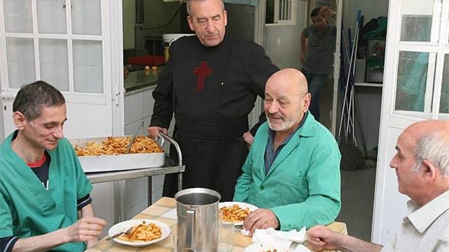 El hermano José Antonio Donaire, repartiendo la comida a los internos en el centro de Teis, ayer.