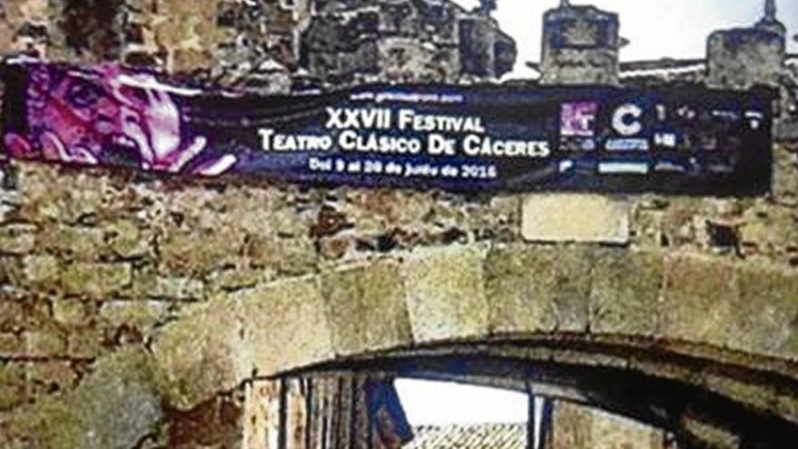 Retiran la pancarta del Festival de Teatro de Cáceres del arco de la Estrella