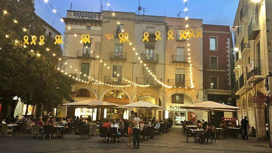 Carrers de Figueres engalanats amb llums