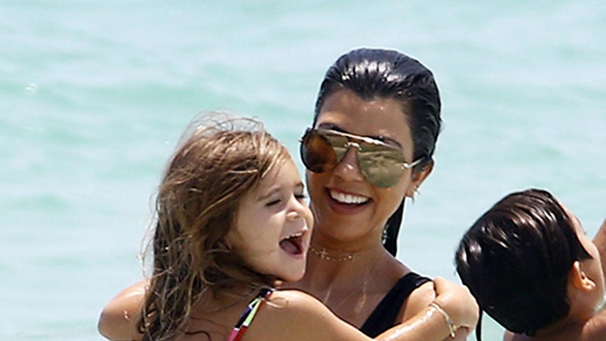 Kourtney Kardashian con su hija Penelope en Miami