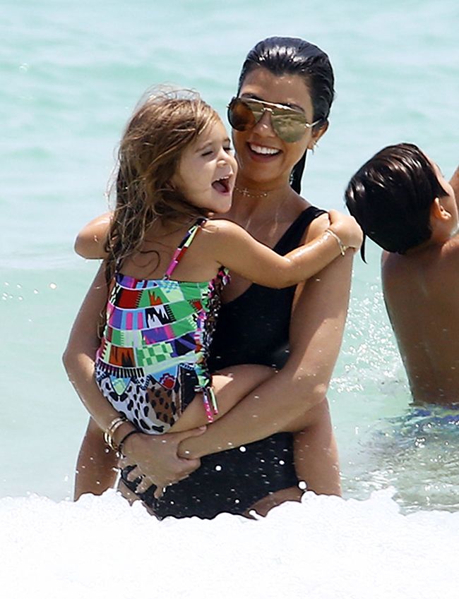 Kourtney Kardashian con su hija Penelope en Miami