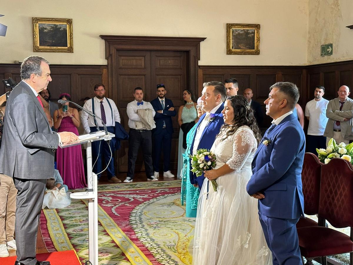 Caballero oficia una boda en Castrelos.