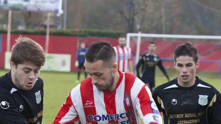 El jugador del Titánico Jito trata de superar a dos rivales en el partido de ayer en Las Tolvas frente al Nalón.