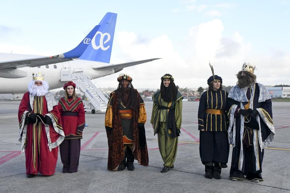 Los Reyes Magos llegan al aeropuerto de Alvedro