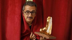 Andreu Buenafuente, director del festival Singlot, con el ’Singlot d’Honor’ que en el 2019 se entregó a Pepe Rubianes a título póstumo.