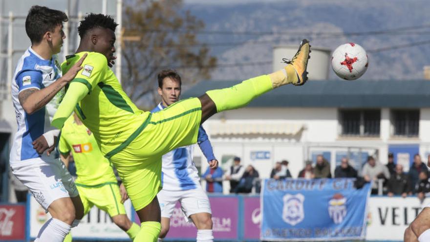 Sory Kaba trata de controlar un balón durante el partido Atlético Baleares-Elche