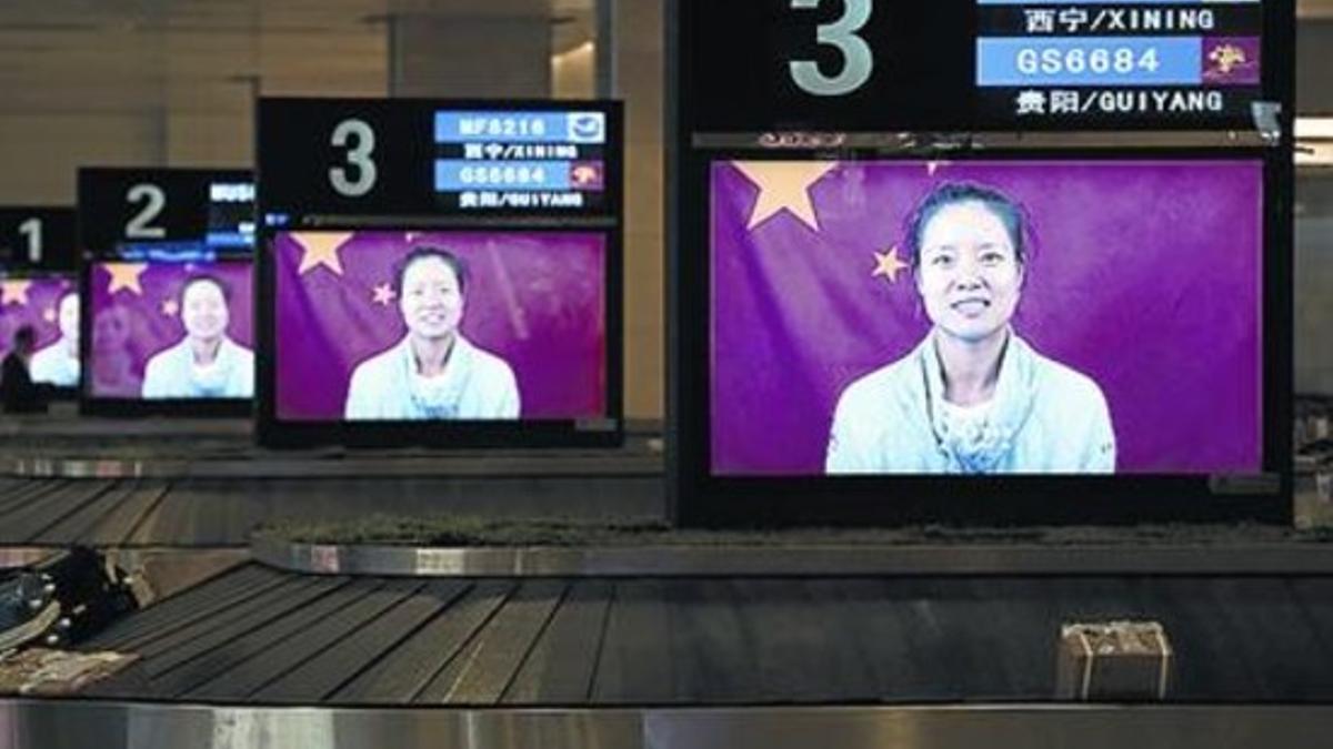 Li Na, anunciando el próximo torneo de Wuhan en las pantallas del aeropuerto.