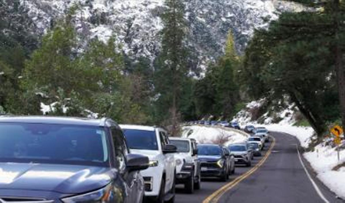 Colas de coches en Yosemite mientras turistas esperan ver la “Cascada de fuego”