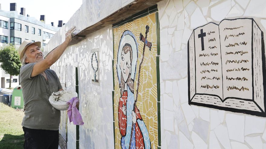Embelleciendo Santiago con sus inconfundibles mosaicos