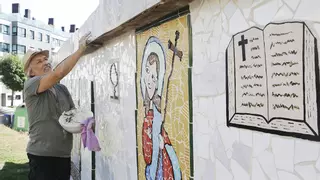 Embelleciendo Santiago con sus inconfundibles mosaicos