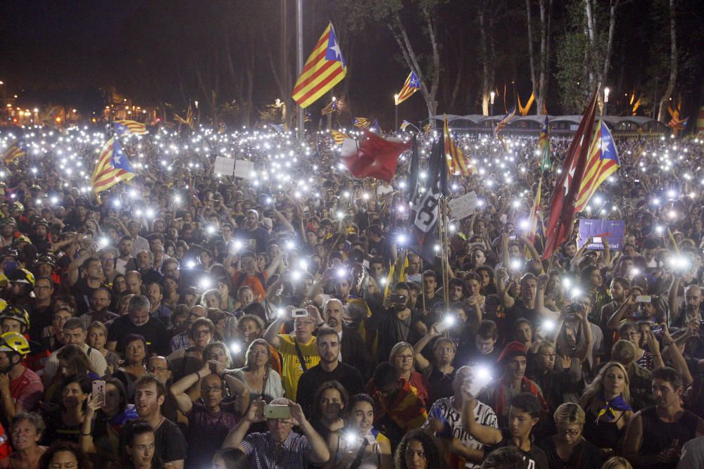 Manifestació històrica a Girona per rebutjar la violència policial l'1-O