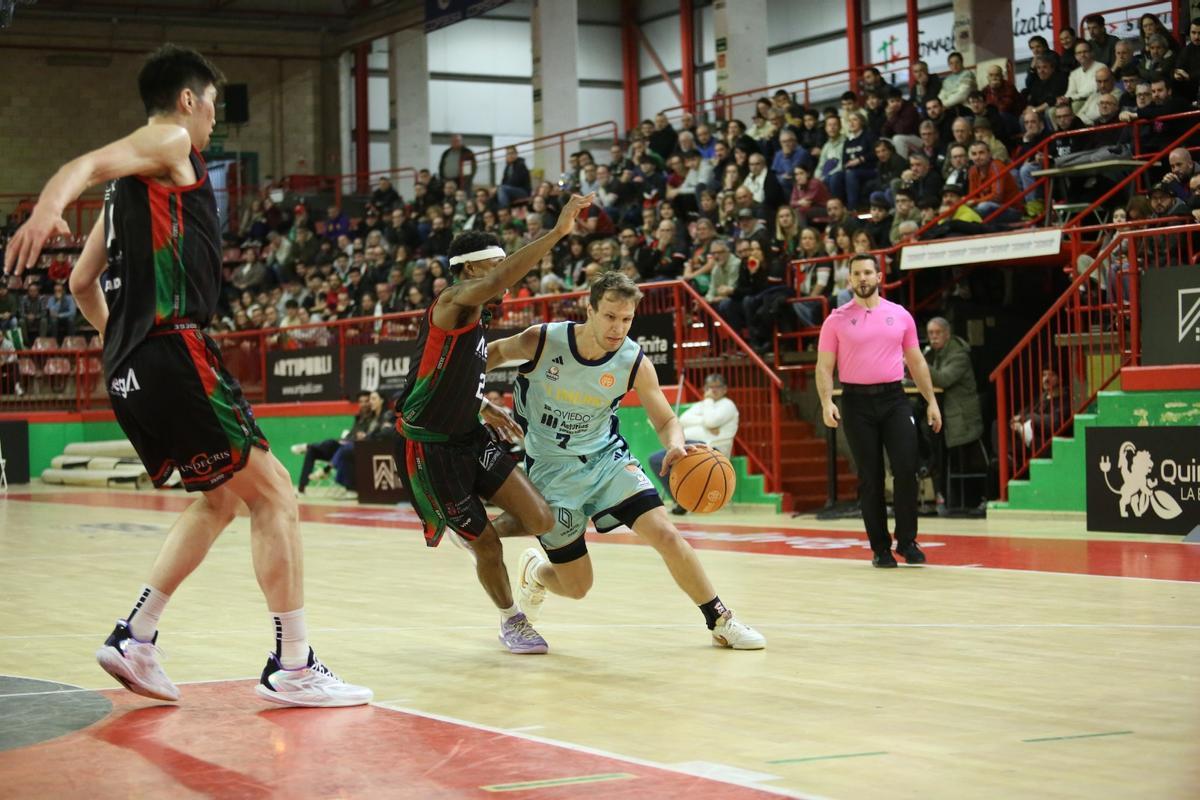 Dan Duscak defendio por Powell,  con Yu a la izquierda